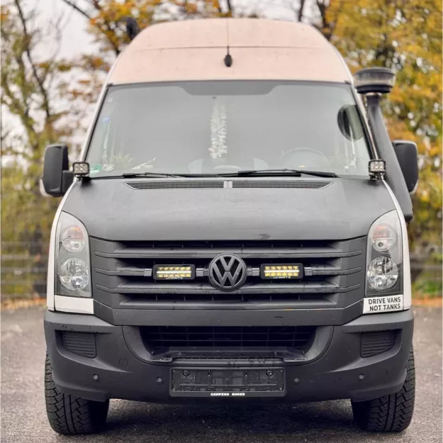 VW Crafter 1. Gen (2012-2016) - dedykowany zestaw lamp LP-TRX3-7E z mocowaniem na atrapie chłodnicy