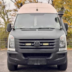 VW Crafter 1. Gen (2012-2016) - dedykowany zestaw lamp LP-TRX3-7E z mocowaniem na atrapie chłodnicy