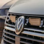 VW T6.1- dedykowany zestaw lamp LP-TRX3-7E z mocowaniem na atrapie chłodnicy - 2