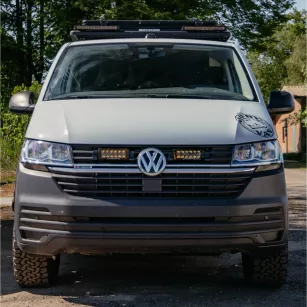 VW T6.1- dedykowany zestaw lamp LP-TRX3-7E z mocowaniem na atrapie chłodnicy