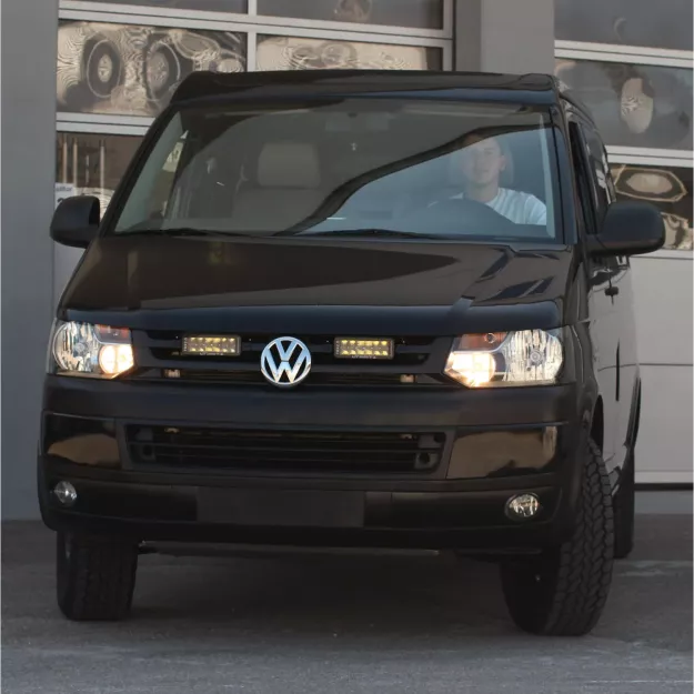 VW Bus T5.2 - dedykowany zestaw lamp LP-TRX3-7E z mocowaniem na atrapie chłodnicy