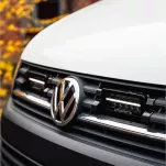 VW T6 Transporter - dedykowany zestaw lamp LP-TRX3-7E z mocowaniem na atrapie chłodnicy - 2