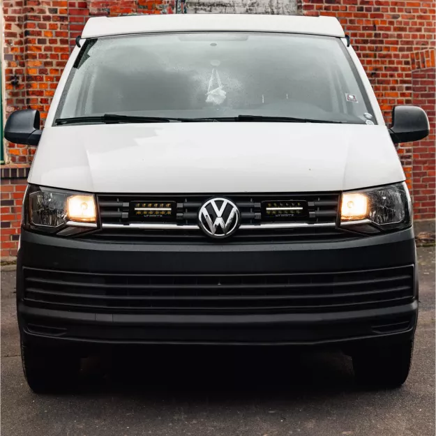 VW T6 Transporter - dedykowany zestaw lamp LP-TRX3-7E z mocowaniem na atrapie chłodnicy