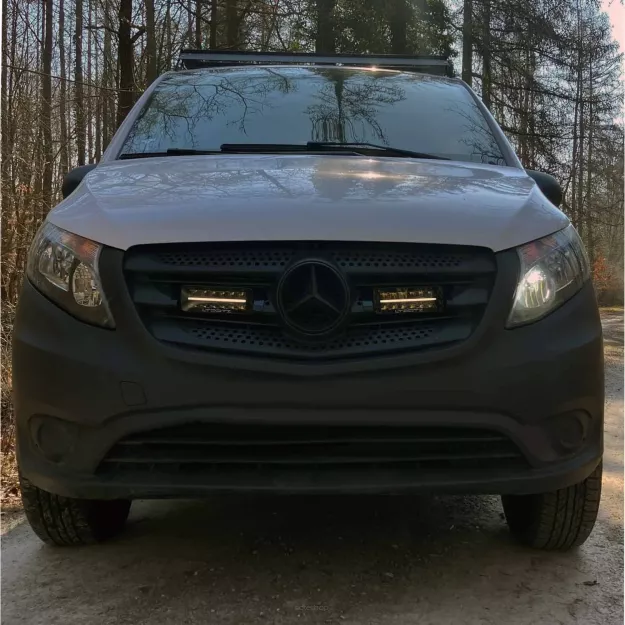 MB Vito W447 (2014-2019) - dedykowany zestaw lamp LP-TRX3-7E z mocowaniem na atrapie chłodnicy