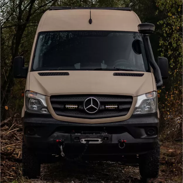 MB Sprinter W906 Facelift (2013 -2018) - dedykowany zestaw lamp LP-TRX3-7E z mocowaniem na atrapie chłodnicy
