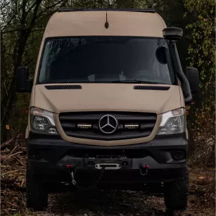 MB Sprinter W906 Facelift (2013 -2018) - dedykowany zestaw lamp LP-TRX3-7E z mocowaniem na atrapie chłodnicy